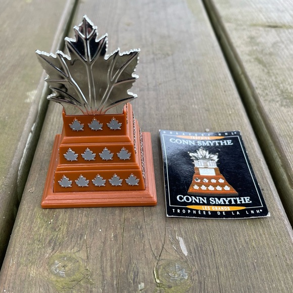Vintage 2003 McDonald’s NHL’s Greatest Trophies Miniature Conn Smythe Trophy - Picture 2 of 13